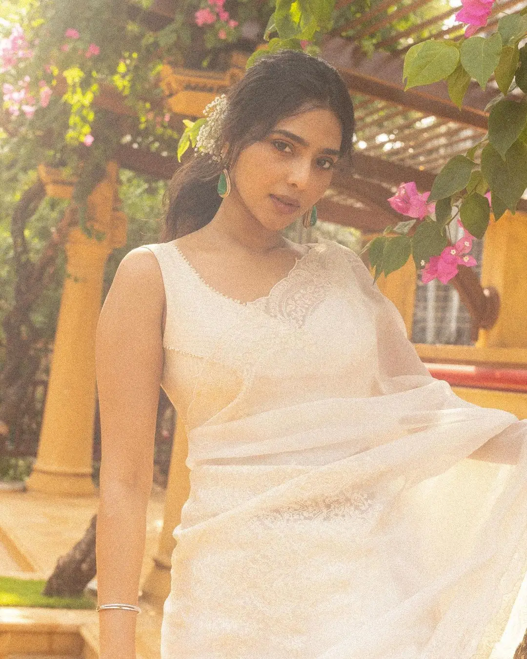 Aishwarya Lekshmi in White Color Saree Sleeveless Blouse